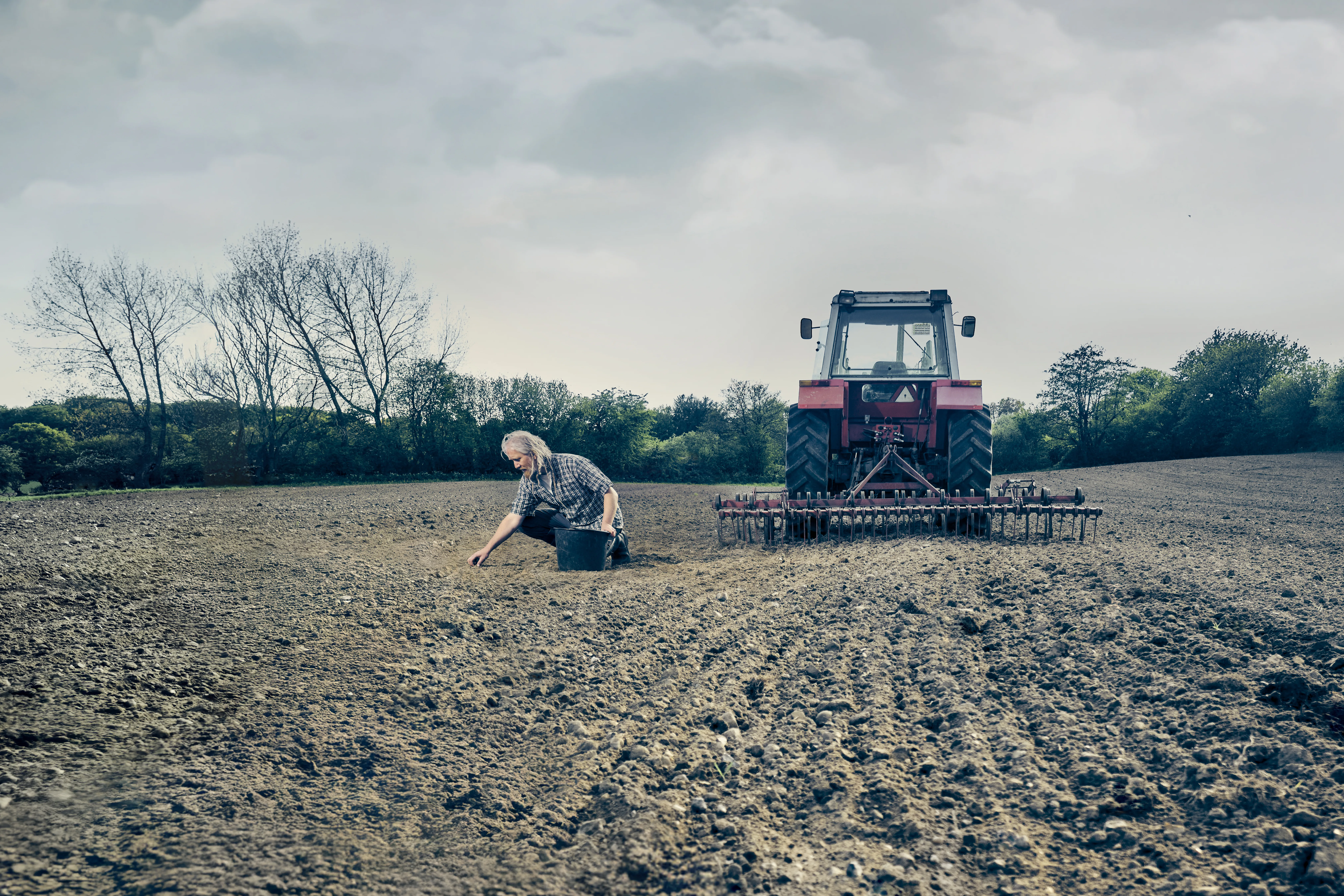Landmand på mark med traktor